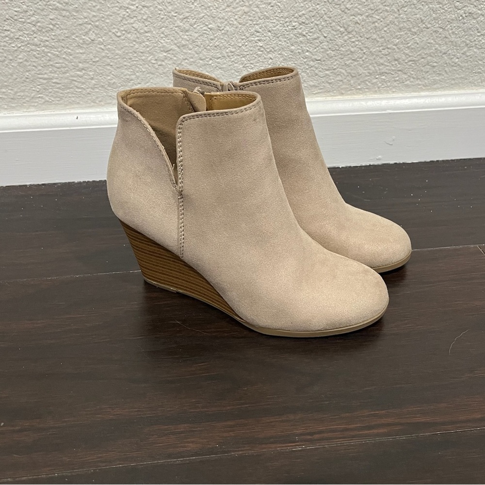 Sz 7 - Wedge Booties